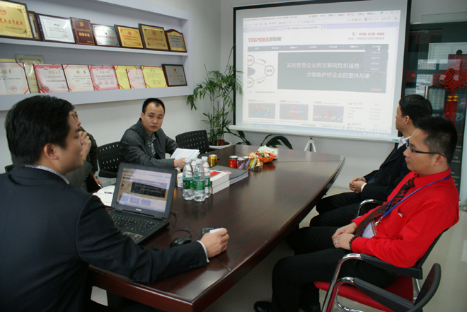 互联在线总经理周明现场演示各块业务