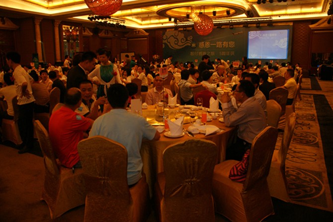 感恩会共计300多人到场,十分热闹