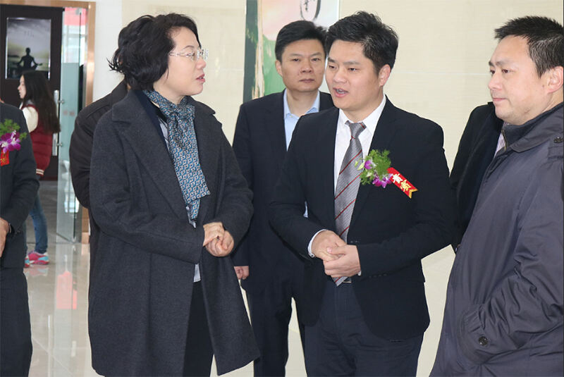 盐城市城南新区党工委周键云书记（左一）参观指导