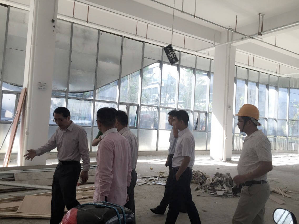 周志成主任一行人参观大楼内部